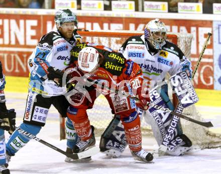 EBEL. Eishockey Bundesliga. KAC gegen EHC LIWEST Black Wings Linz. John Lammers,  (KAC), Jan-Axel Alavaara, Alex Westlund (Linz). Klagenfurt, am 29.3.2012.
Foto: Kuess

---
pressefotos, pressefotografie, kuess, qs, qspictures, sport, bild, bilder, bilddatenbank