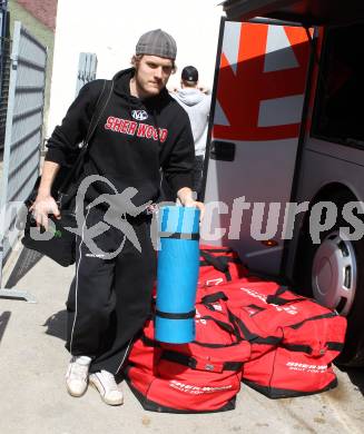 EBEL. Eishockey Bundesliga. KAC. Abfahrt nach Linz.  Geier Manuel. Klagenfurt, 27.3.2012
Foto: Kuess

---
pressefotos, pressefotografie, kuess, qs, qspictures, sport, bild, bilder, bilddatenbank