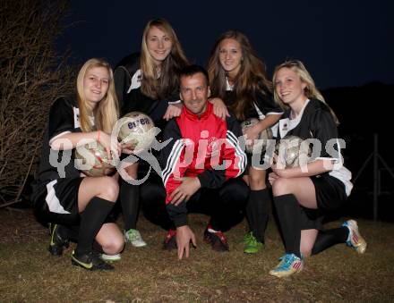 Frauenfussball. Anna Modre, Nicole Gatternig, Trainer Diethard Sauerbier, Andrea Partl, Nicole Descovich. St. Veit am 14.3.2012.
Foto: Kuess
---
pressefotos, pressefotografie, kuess, qs, qspictures, sport, bild, bilder, bilddatenbank