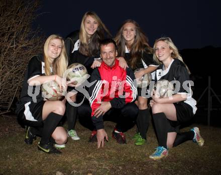 Frauenfussball. Anna Modre, Nicole Gatternig, Trainer Diethard Sauerbier, Andrea Partl, Nicole Descovich. St. Veit am 14.3.2012.
Foto: Kuess
---
pressefotos, pressefotografie, kuess, qs, qspictures, sport, bild, bilder, bilddatenbank