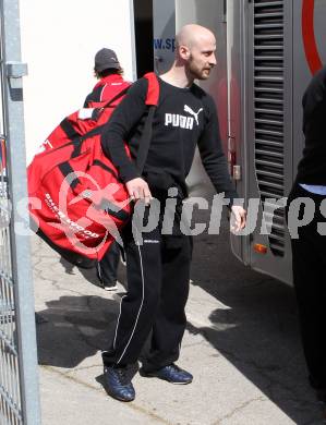 EBEL. Eishockey Bundesliga. KAC. Abfahrt nach Linz.  Ratz Herbert. Klagenfurt, 27.3.2012
Foto: Kuess

---
pressefotos, pressefotografie, kuess, qs, qspictures, sport, bild, bilder, bilddatenbank