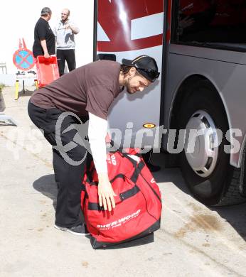 EBEL. Eishockey Bundesliga. KAC. Abfahrt nach Linz.  Brandner Christoph. Klagenfurt, 27.3.2012
Foto: Kuess

---
pressefotos, pressefotografie, kuess, qs, qspictures, sport, bild, bilder, bilddatenbank