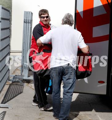 EBEL. Eishockey Bundesliga. KAC. Abfahrt nach Linz.  Furey Kirk. Klagenfurt, 27.3.2012
Foto: Kuess

---
pressefotos, pressefotografie, kuess, qs, qspictures, sport, bild, bilder, bilddatenbank