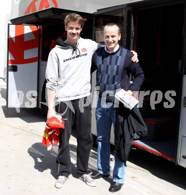 EBEL. Eishockey Bundesliga. KAC. Abfahrt nach Linz. Paul Schellander mit Vater Roman. Klagenfurt, 27.3.2012
Foto: Kuess

---
pressefotos, pressefotografie, kuess, qs, qspictures, sport, bild, bilder, bilddatenbank