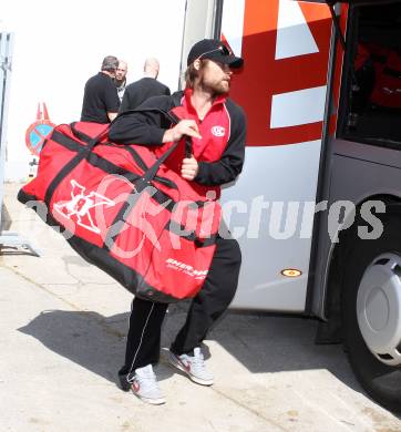 EBEL. Eishockey Bundesliga. KAC. Abfahrt nach Linz.  Lammers John. Klagenfurt, 27.3.2012
Foto: Kuess

---
pressefotos, pressefotografie, kuess, qs, qspictures, sport, bild, bilder, bilddatenbank