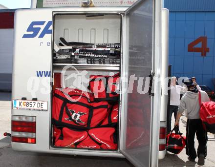 EBEL. Eishockey Bundesliga. KAC. Abfahrt nach Linz.  Taschen, Schlaeger, Bus. Klagenfurt, 27.3.2012
Foto: Kuess

---
pressefotos, pressefotografie, kuess, qs, qspictures, sport, bild, bilder, bilddatenbank