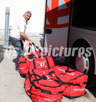 EBEL. Eishockey Bundesliga. KAC. Abfahrt nach Linz.  . Klagenfurt, 27.3.2012
Foto: Kuess

---
pressefotos, pressefotografie, kuess, qs, qspictures, sport, bild, bilder, bilddatenbank