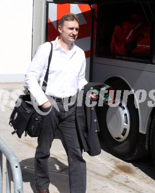 EBEL. Eishockey Bundesliga. KAC. Abfahrt nach Linz.  Trainer Christan Weber. Klagenfurt, 27.3.2012
Foto: Kuess

---
pressefotos, pressefotografie, kuess, qs, qspictures, sport, bild, bilder, bilddatenbank