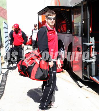 EBEL. Eishockey Bundesliga. KAC. Abfahrt nach Linz.  Furey Kirk. Klagenfurt, 27.3.2012
Foto: Kuess

---
pressefotos, pressefotografie, kuess, qs, qspictures, sport, bild, bilder, bilddatenbank