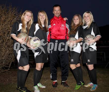 Frauenfussball. Anna Modre, Nicole Gatternig, Trainer Diethard Sauerbier, Andrea Partl, Nicole Descovich. St. Veit am 14.3.2012.
Foto: Kuess
---
pressefotos, pressefotografie, kuess, qs, qspictures, sport, bild, bilder, bilddatenbank