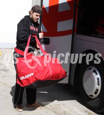 EBEL. Eishockey Bundesliga. KAC. Abfahrt nach Linz.  Pirmann Markus. Klagenfurt, 27.3.2012
Foto: Kuess

---
pressefotos, pressefotografie, kuess, qs, qspictures, sport, bild, bilder, bilddatenbank