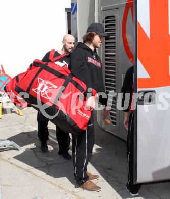 EBEL. Eishockey Bundesliga. KAC. Abfahrt nach Linz.  Hundertpfund Thomas, Ratz Herbert. Klagenfurt, 27.3.2012
Foto: Kuess

---
pressefotos, pressefotografie, kuess, qs, qspictures, sport, bild, bilder, bilddatenbank