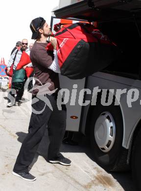 EBEL. Eishockey Bundesliga. KAC. Abfahrt nach Linz.  Brandner Christoph. Klagenfurt, 27.3.2012
Foto: Kuess

---
pressefotos, pressefotografie, kuess, qs, qspictures, sport, bild, bilder, bilddatenbank