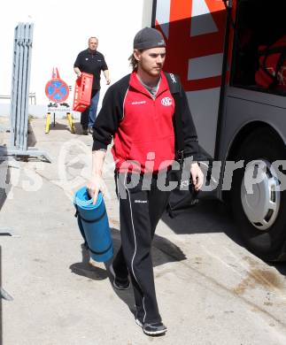 EBEL. Eishockey Bundesliga. KAC. Abfahrt nach Linz.  Scofield Tyler. Klagenfurt, 27.3.2012
Foto: Kuess

---
pressefotos, pressefotografie, kuess, qs, qspictures, sport, bild, bilder, bilddatenbank