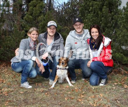 Eishockey. KAC. Geier Manuel mit Freundin Miriam und Geier Stephan mit Freundin Verena. Klagenfurt, 12.3.2012.
Foto: Kuess
---
pressefotos, pressefotografie, kuess, qs, qspictures, sport, bild, bilder, bilddatenbank