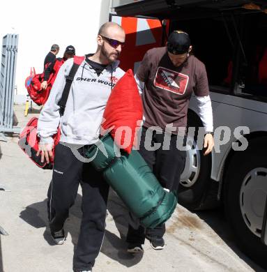 EBEL. Eishockey Bundesliga. KAC. Abfahrt nach Linz.  Kirisits Johannes, Brandner Christoph. Klagenfurt, 27.3.2012
Foto: Kuess

---
pressefotos, pressefotografie, kuess, qs, qspictures, sport, bild, bilder, bilddatenbank