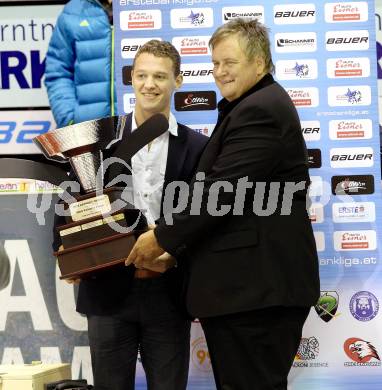 EBEL. Eishockey Bundesliga. KAC gegen EHC LIWEST Black Wings Linz. John Hughes (Most Valuable player), Karl Safron. Klagenfurt, am 29.3.2012.
Foto: Kuess

---
pressefotos, pressefotografie, kuess, qs, qspictures, sport, bild, bilder, bilddatenbank