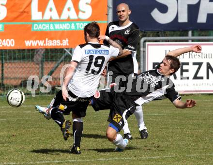 Fussball Kaerntner Liga. Bleiburg gegen Spittal/Drau. Martin Wakonig, (Bleiburg), Nico Moser (Spittal). Bleiburg, am 31.3.2012.
Foto: Kuess
---
pressefotos, pressefotografie, kuess, qs, qspictures, sport, bild, bilder, bilddatenbank