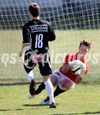 Fussball Kaerntner Liga. Bleiburg gegen Spittal/Drau. Dario Pick, (Bleiburg),  Manuel Plattner (Spittal). Bleiburg, am 31.3.2012.
Foto: Kuess
---
pressefotos, pressefotografie, kuess, qs, qspictures, sport, bild, bilder, bilddatenbank