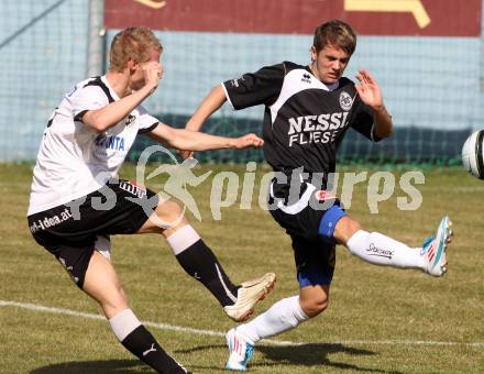 Fussball Kaerntner Liga. Bleiburg gegen Spittal/Drau. Partl Rene (Bleiburg), Moser Nico (Spittal). Bleiburg, am 31.3.2012.
Foto: Kuess
---
pressefotos, pressefotografie, kuess, qs, qspictures, sport, bild, bilder, bilddatenbank