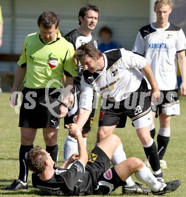 Fussball Kaerntner Liga. Bleiburg gegen Spittal/Drau. Kollmann Roland, (Bleiburg), Pichorner Juergen Gerhard, Claus Neidhardt, (Spittal). Bleiburg, am 31.3.2012.
Foto: Kuess
---
pressefotos, pressefotografie, kuess, qs, qspictures, sport, bild, bilder, bilddatenbank