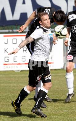 Fussball Kaerntner Liga. Bleiburg gegen Spittal/Drau. Wakonig Martin (Bleiburg),  Graf Rafael (Spittal). Bleiburg, am 31.3.2012.
Foto: Kuess
---
pressefotos, pressefotografie, kuess, qs, qspictures, sport, bild, bilder, bilddatenbank