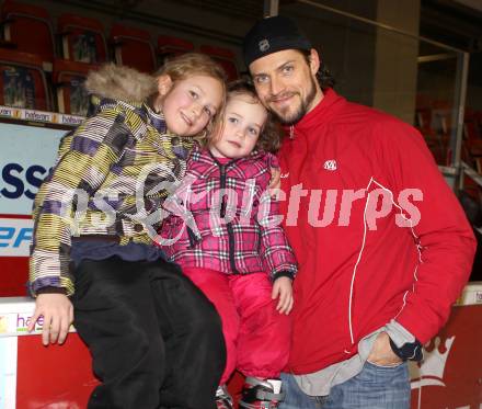 EBEL. Eishockey Bundesliga. KAC. Brandner Christoph, mit Toechter Valentina und Carolina. Klagenfurt, 24.3.2012.
Foto: Kuess
---
pressefotos, pressefotografie, kuess, qs, qspictures, sport, bild, bilder, bilddatenbank