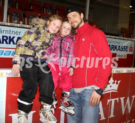 EBEL. Eishockey Bundesliga. KAC. Brandner Christoph, mit Toechter Valentina und Carolina. Klagenfurt, 24.3.2012.
Foto: Kuess
---
pressefotos, pressefotografie, kuess, qs, qspictures, sport, bild, bilder, bilddatenbank