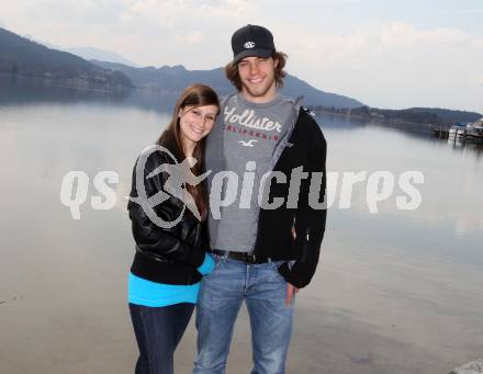 EBEL. Eishockey Bundesliga. KAC. Thomas Hundertpfund mit Freundin Melanie. Klagenfurt, 24.3.2012.
Foto: Kuess
---
pressefotos, pressefotografie, kuess, qs, qspictures, sport, bild, bilder, bilddatenbank