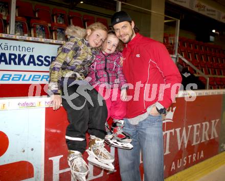 EBEL. Eishockey Bundesliga. KAC. Brandner Christoph, mit Toechter Valentina und Carolina. Klagenfurt, 24.3.2012.
Foto: Kuess
---
pressefotos, pressefotografie, kuess, qs, qspictures, sport, bild, bilder, bilddatenbank