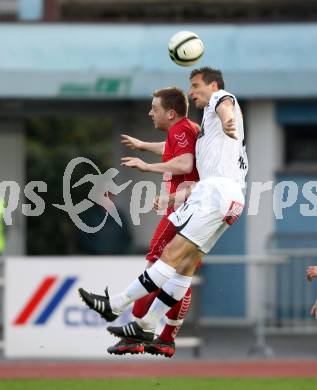 Fussball. Regionalliga.  VSV gegen St. Florian. Thomas Pirker,  (VSV), Thomas Zemann (St. Florian). Villach, 5.4.2012. 
Foto: Kuess

---
pressefotos, pressefotografie, kuess, qs, qspictures, sport, bild, bilder, bilddatenbank