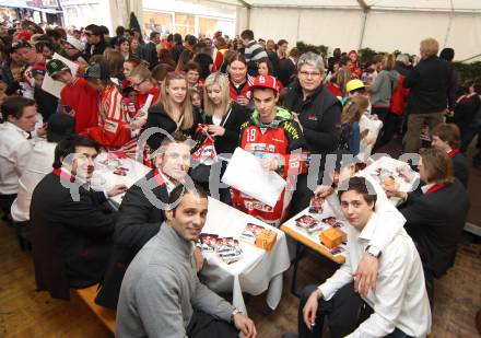 EBEL. Eishockey Bundesliga. Meisterschaftsabschlussfeier KAC. Johannes Reichel, Christoph Brandner, Thomas Hundertpfund, Dieter Kalt. Klagenfurt, am 4.4.2012.
Foto: Kuess
---
pressefotos, pressefotografie, kuess, qs, qspictures, sport, bild, bilder, bilddatenbank