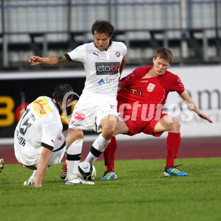 Fussball. Regionalliga.  VSV gegen St. Florian. Michael Kirisits, Christian Prawda,  (VSV), Gregor Schmidthaler (St. Florian). Villach, 5.4.2012. 
Foto: Kuess

---
pressefotos, pressefotografie, kuess, qs, qspictures, sport, bild, bilder, bilddatenbank