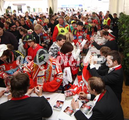 EBEL. Eishockey Bundesliga. Meisterschaftsabschlussfeier KAC.. Klagenfurt, am 4.4.2012.
Foto: Kuess
---
pressefotos, pressefotografie, kuess, qs, qspictures, sport, bild, bilder, bilddatenbank