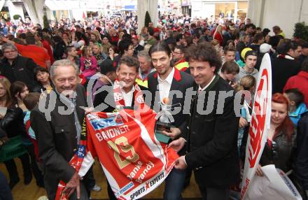 EBEL. Eishockey Bundesliga. Meisterschaftsabschlussfeier KAC. Karl Nedwed, Buergermeister Christian Scheider, Christoph Brandner, Klaus Resei. Klagenfurt, am 4.4.2012.
Foto: Kuess
---
pressefotos, pressefotografie, kuess, qs, qspictures, sport, bild, bilder, bilddatenbank