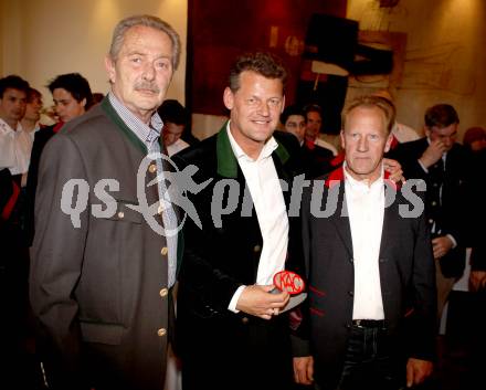 EBEL. Eishockey Bundesliga. Meisterschaftsabschlussfeier KAC. Karl Nedwed, Buergermeister Christian Scheider, Karl Klemen. Klagenfurt, am 4.4.2012.
Foto: Kuess
---
pressefotos, pressefotografie, kuess, qs, qspictures, sport, bild, bilder, bilddatenbank