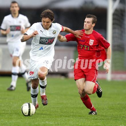 Fussball. Regionalliga.  VSV gegen St. Florian. Michael Kirisits,  (VSV), Roland Hinterreiter (St. Florian). Villach, 5.4.2012. 
Foto: Kuess

---
pressefotos, pressefotografie, kuess, qs, qspictures, sport, bild, bilder, bilddatenbank