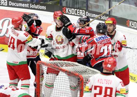 Eishockey Laenderspiel. Oesterreich gegen Weissrussland. Andreas Kristler, Michael Schiechl, Manuel Ganahl, (Oesterreich), Yevgeni Kovyrshin, Pavel Chernok, Nikolai Stasenko (Weissrussland). Klagenfurt, am 6.4.2012.
Foto: Kuess

---
pressefotos, pressefotografie, kuess, qs, qspictures, sport, bild, bilder, bilddatenbank