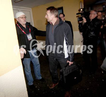 Eishockey Laenderspiel. Oesterreich gege Weissrussland. Auch Nationalteam Co-Trainer Christian Weber darf nicht durch den Zuschauereingang. Villach, 6.4.2012.
Foto: kuess
---
pressefotos, pressefotografie, kuess, qs, qspictures, sport, bild, bilder, bilddatenbank