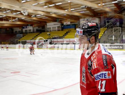 Eishockey Laenderspiel. Oesterreich gege Weissrussland. Leere Eishalle, Mario Altmann. Villach, 6.4.2012.
Foto: kuess
---
pressefotos, pressefotografie, kuess, qs, qspictures, sport, bild, bilder, bilddatenbank