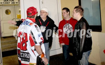 Eishockey Laenderspiel. Oesterreich gege Weissrussland. Ordner vor der Stadthalle Villach mit Fans. Villach, 6.4.2012.
Foto: kuess
---
pressefotos, pressefotografie, kuess, qs, qspictures, sport, bild, bilder, bilddatenbank