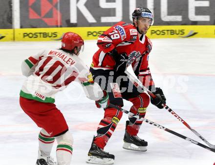 Eishockey Laenderspiel. Oesterreich gegen Weissrussland. Martin Oraze, (Oesterreich), Andrei Mikhalev (Weissrussland). Klagenfurt, am 6.4.2012.
Foto: Kuess

---
pressefotos, pressefotografie, kuess, qs, qspictures, sport, bild, bilder, bilddatenbank