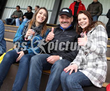 Fussball Regionalliga. SAK gegen Vorwaerts Steyr. Martin Rogl mit Nichte Martina und Tochter Selina. Klagenfurt, am 7.4.2012.
Foto: Kuess
---
pressefotos, pressefotografie, kuess, qs, qspictures, sport, bild, bilder, bilddatenbank