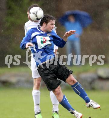 Fussball Kaerntner Liga. ATUS Ferlach gegen RZ Pellets WAC/St. Andrae. Markus Dixer, (Ferlach), Mario Egger  (WAC). Ferlach, 7.4.2012.
Foto: Kuess
---
pressefotos, pressefotografie, kuess, qs, qspictures, sport, bild, bilder, bilddatenbank