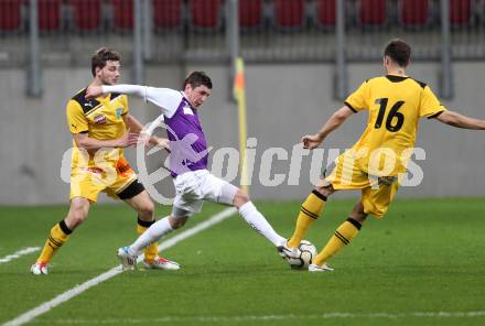 Fussball Regionalliga. SK Austria Klagenfurt gegen FC Gratkorn. Drazen Savic, (Klagenfurt), Oliver Wohlmuth, David Lugonjic (Gratkorn).  Klagenfurt, 13.4.2012
Foto: Kuess

---
pressefotos, pressefotografie, kuess, qs, qspictures, sport, bild, bilder, bilddatenbank