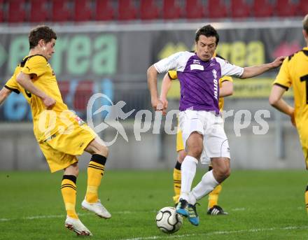 Fussball Regionalliga. SK Austria Klagenfurt gegen FC Gratkorn. Almedin Hota, (Klagenfurt), Marc Klicnik (Gratkorn).  Klagenfurt, 13.4.2012
Foto: Kuess

---
pressefotos, pressefotografie, kuess, qs, qspictures, sport, bild, bilder, bilddatenbank