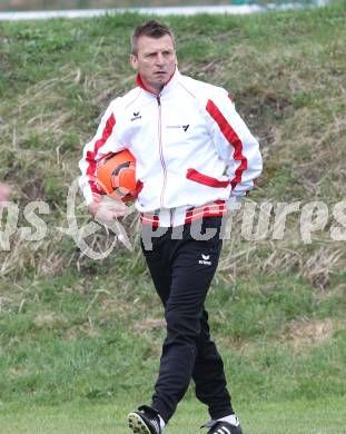 Fussball Kaerntner Liga. SG Drautal gegen SC Hermagor. Trainer Arnold Freissegger (Hermagor). Feistritz/Drau, am 14.4.2012.
Foto: Kuess
---
pressefotos, pressefotografie, kuess, qs, qspictures, sport, bild, bilder, bilddatenbank