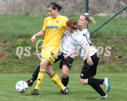 Fussball. OEFB Frauenliga. FC St. Veit Kaernten Frauen gegen ASV Simacek Spratzern. Carmen Oberressl, Yvonne Tamegger,  (St. Veit), Lisa Marie Makas (Spratzern). Glanegg, am 15.4.2012.
Foto: Kuess
---
pressefotos, pressefotografie, kuess, qs, qspictures, sport, bild, bilder, bilddatenbank