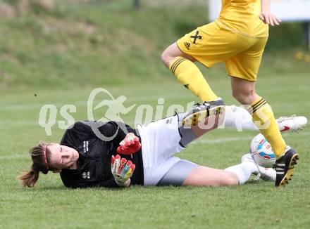 Fussball. OEFB Frauenliga. FC St. Veit Kaernten Frauen gegen ASV Simacek Spratzern. Anna Kristler (St. Veit),  (Spratzern). Glanegg, am 15.4.2012.
Foto: Kuess
---
pressefotos, pressefotografie, kuess, qs, qspictures, sport, bild, bilder, bilddatenbank