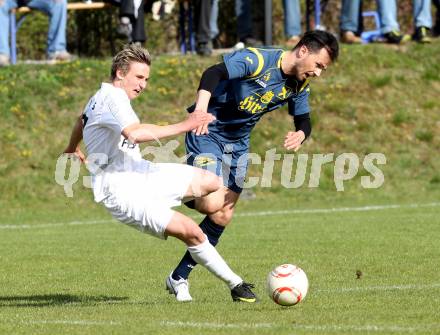 Fussball Kaerntner Liga. ATUS Ferlach gegen St. Veit/Glan. Thomas Ogris, (Ferlach), Bernhard Kitz  (St. Veit). Ferlach, 21.4.2012.
Fotos: kuess
---
pressefotos, pressefotografie, kuess, qs, qspictures, sport, bild, bilder, bilddatenbank